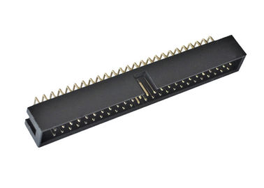 Jefe encajonado del Pin de la echada 50 del PWB del grado de ángulo recto 2.54m m del conector 90